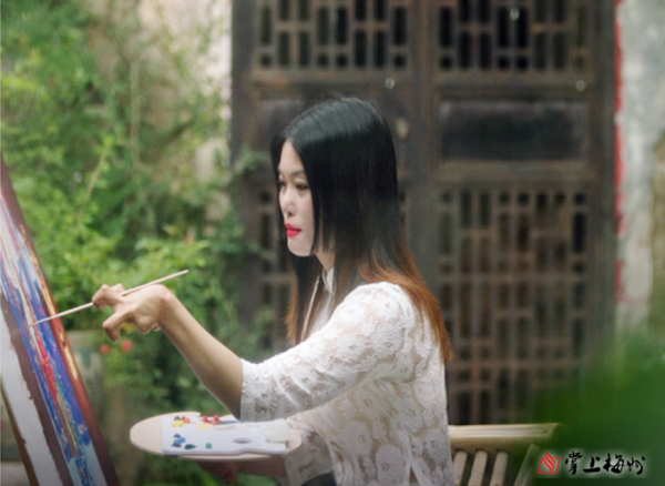 A策略 两根残缺手指绘就多彩人生！蕉岭籍女画家傅小兰的“艺术重生之路”